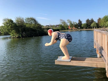 Schwimmerin am Dorfteich