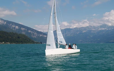 thunersee-sommer-segeln-berge-sailbox