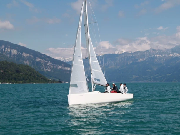 thunersee-sommer-segeln-berge-sailbox