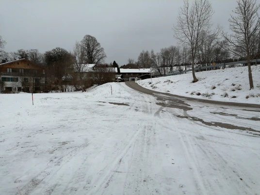 Parkplatz am Sportplatz 1.png