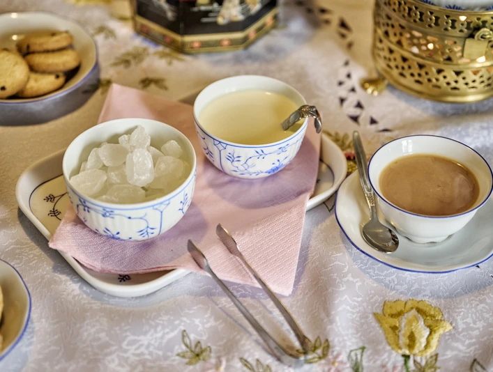 Kluntje und Wolkje bei einer Ostfriesischen Teezeremonie