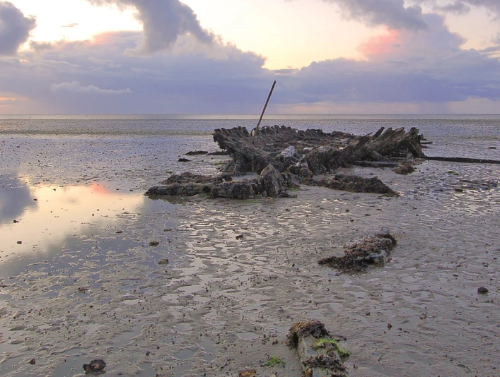 Das Schiffswrack ist nur bei Ebbe sichtbar