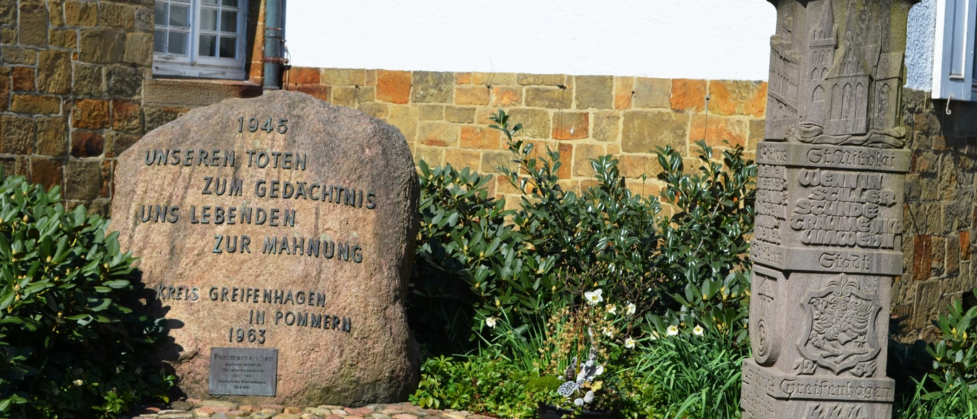 Gedenkstein und Stele "Greifenhagener Land" Gedenkstein und Stele "Greifenhagener Land"