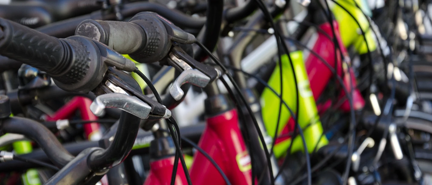 Radsport Reihe bunter Fahrräder mit Lenkern und Bremsgriffen in Nahaufnahme, bereit für sportliche Touren