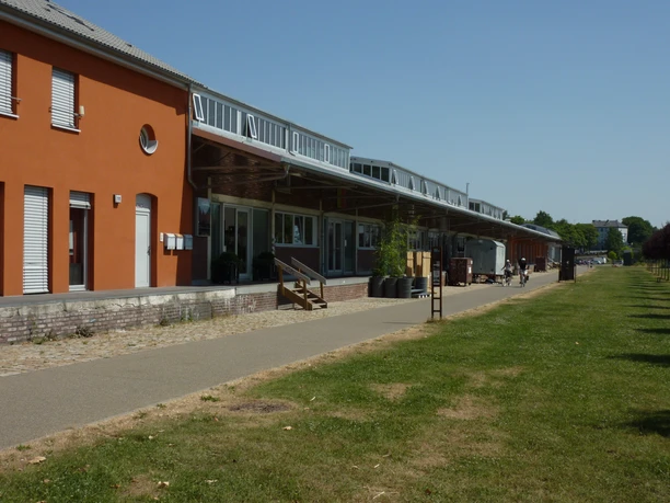Künstlerateliers in den ehemaligen Güterhallen im Südpark Künstlerateliers in den ehemaligen Güterhallen im Südpark