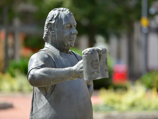 Bierbrauer - Prosit Bierbrauer mit Bierkrug in der Hand