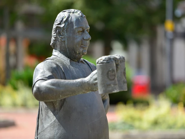 Bierbrauer - Prosit Bierbrauer mit Bierkrug in der Hand
