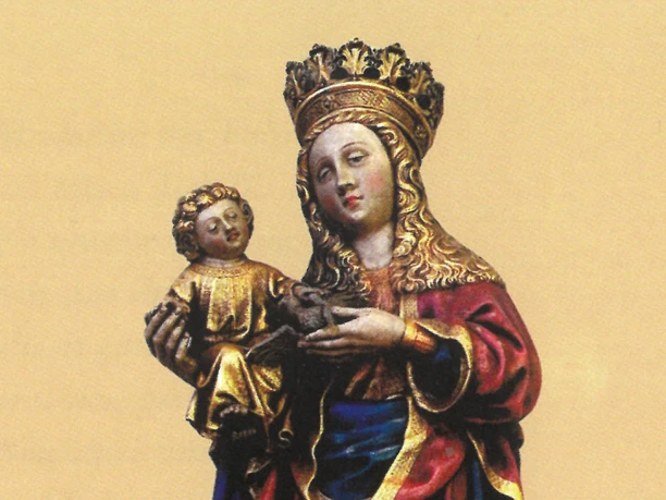 St.-Georgs-Kirche in Steinbild Holzstatue der Madonna mit Kind, beide mit goldenen Gewändern und Kronen, fein bemalt und verziert.