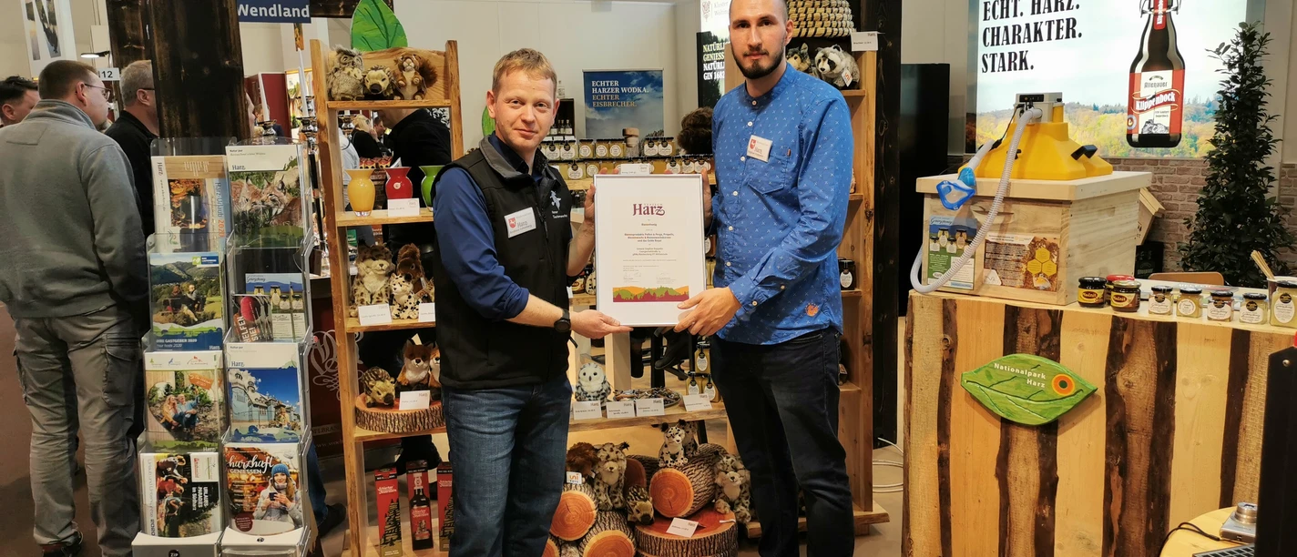 Urkundenübergabe Typisch Harz Imker Stephan Koppelin