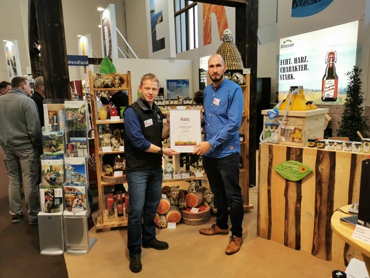 Urkundenübergabe Typisch Harz Imker Stephan Koppelin