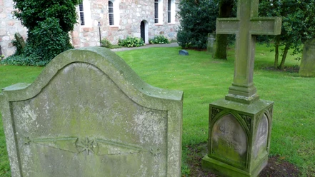 Uralte Grabsteine sind noch auf dem alten Friedhof zu finden