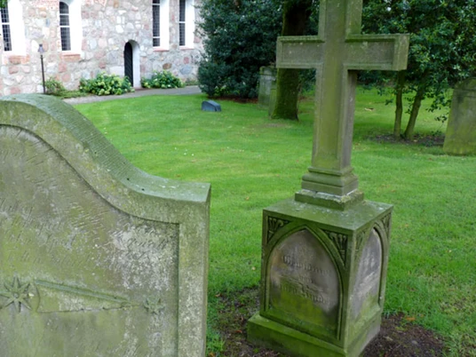 Uralte Grabsteine sind noch auf dem alten Friedhof zu finden