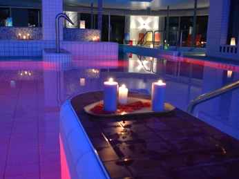 Wellnessabend im Familienbad Delphino Wellnessabend im Familienbad DelphinoWellness evening at the Delphino family poolWellness-aften ved Delphino-familiens poolWellnessavond in het Delphino familiezwembad