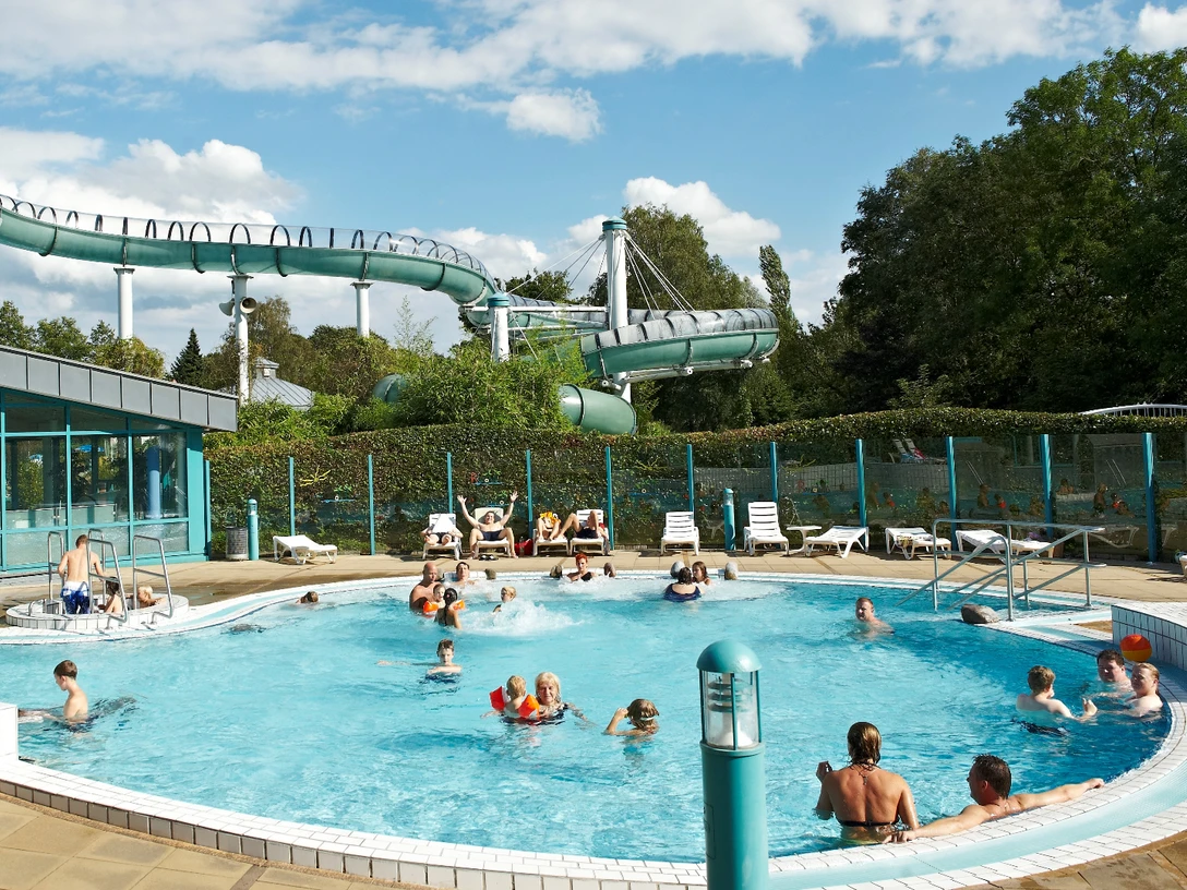 Riesenrutsche und Außenbecken des Ronolulus Riesenrutsche und Außenbecken des RonolulusGiant slide and outdoor pool at the RonolulusKæmpe rutsjebane og udendørs pool på RonolulusReuzenglijbaan en buitenzwembad bij de Ronolulus