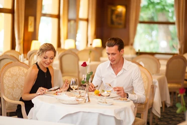 BeauRivage_Restaurant Vue de deux clients qui mangent au Beau-Rivage