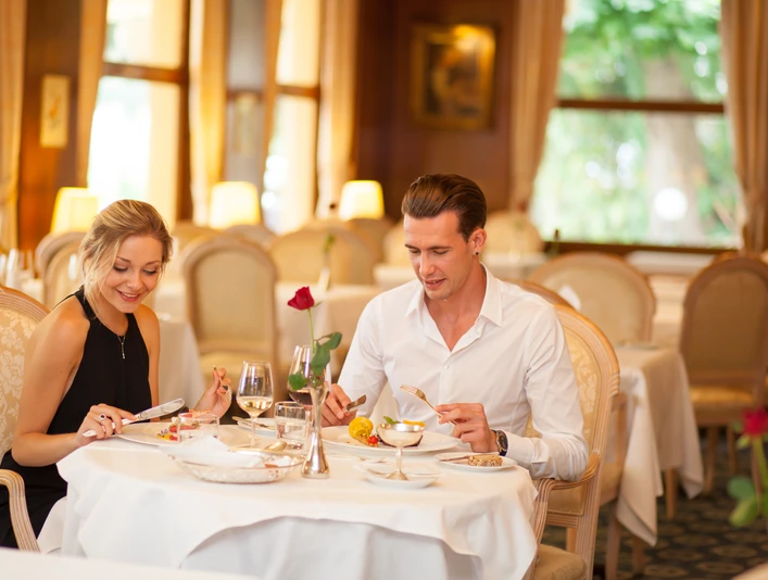 BeauRivage_Restaurant Blich auf zwei Gäste, welche im Beau-Rivage essenView of two guests eating at the Beau-RivageVue de deux clients qui mangent au Beau-Rivage