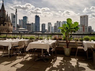 Flemings Hotels Occhio d'Oro - Dachterrasse Restaurantterrasse mit Blick auf Frankfurter Skyline