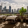 Flemings Hotels Occhio d'Oro - Roof terrace Restaurant terrace with view of Frankfurt skyline