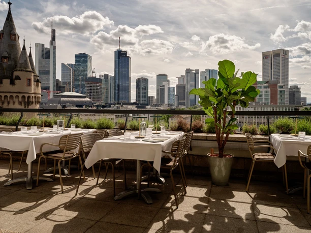 Flemings Hotels Occhio d'Oro - Roof terrace Restaurant terrace with view of Frankfurt skyline