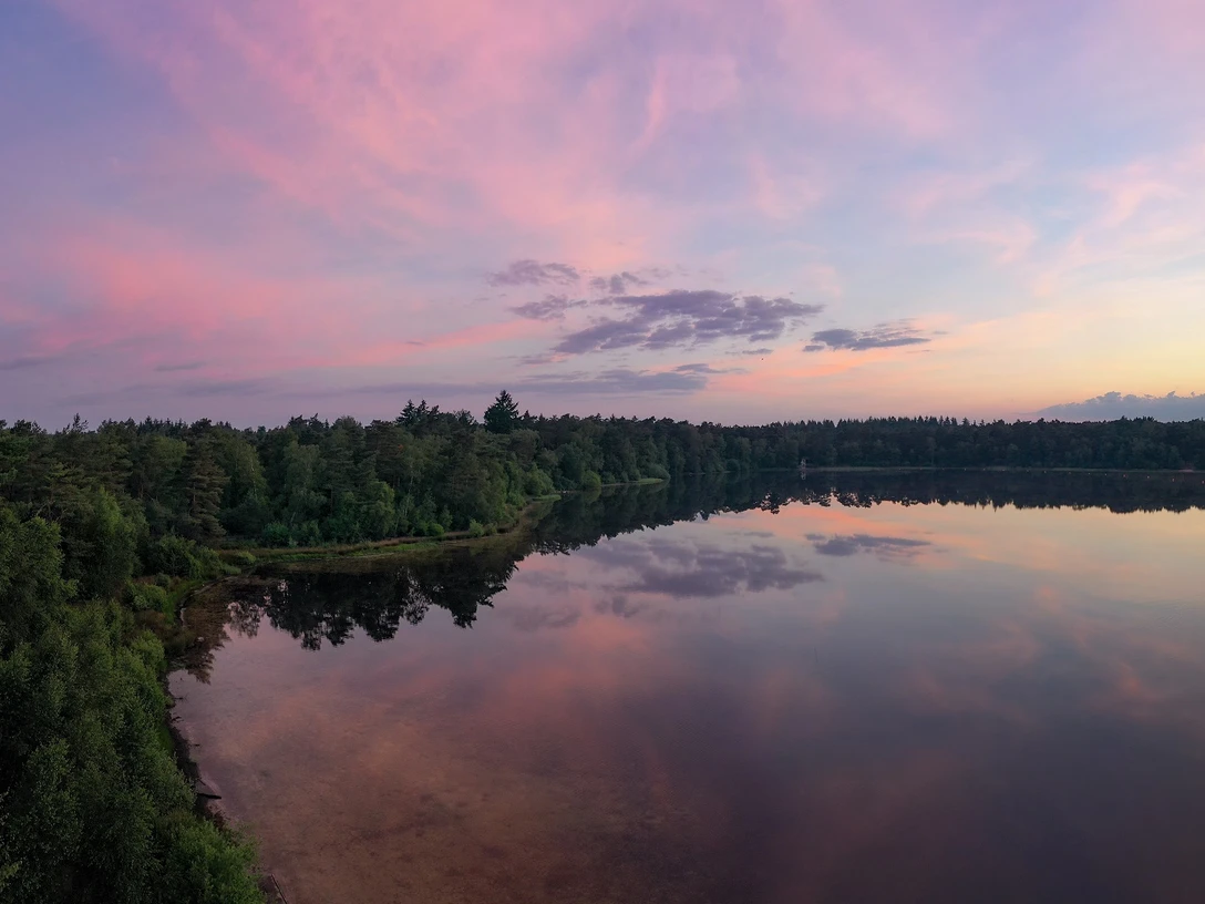 Großer Bullensee in roter Lichtstimmung Großer Bullensee in roter Lichtstimmung Large Bullensee lake in red light moodStor Bullensee-sø i rød lysstemningGroot Bullenmeer in roodlichtstemming