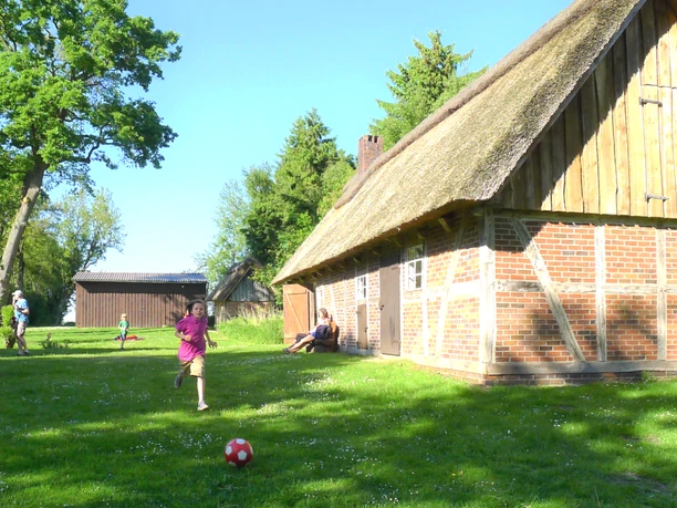 Das großzügige Gelände auf dem Moorhof lädt zum Verweilen ein. Außengelände vom Historischen Moorhof