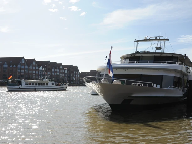 Schiffsausflüge mit der Germania Schiffahrt Das Bild zeigt das Ems-Traumschiffs "Warsteiner Admiral"
