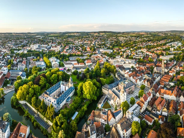 Detmold-2023-002-Innenstadt-Teutoburger-Wald-Tourismus-D-Ketz.jpg Panorama der Stadt Detmold, präsentiert das historische Residenzschloss und umliegende grüne Parkanlagen.