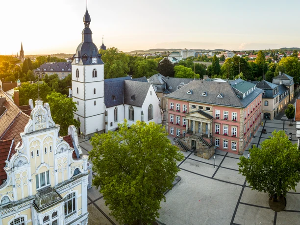 Detmold-2023-017-Innenstadt-Teutoburger-Wald-Tourismus-D-Ketz.jpg Panoramablick auf den Marktplatz in Detmold mit historischer Architektur und der evangelischen Kirche.