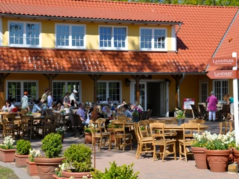 Das LandHof Café vor dem Eingang zum LandPark Lauenbrück Das LandHof Café vor dem Eingang zum LandPark LauenbrückThe LandHof Café in front of the entrance to LandPark LauenbrückLandHof Café foran indgangen til LandPark LauenbrückHet LandHof Café voor de ingang van LandPark Lauenbrück