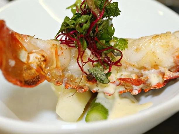 Gasthof_Krone_Blatten_Speisen_Fotos_Marcel_Zuercher.jpg Blick auf einen Teller im Gasthaus Krone