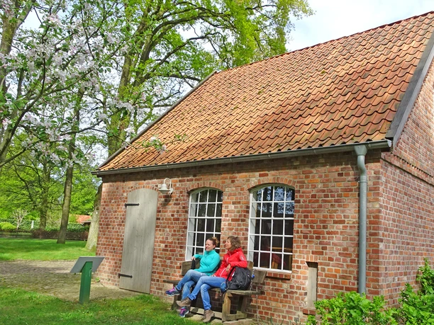 Wanderpause an der Nartumer Motormühle Wanderpause an der Nartumer Motormühle