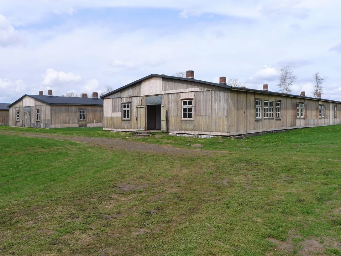 Unterkunftsbaracken auf dem Gelände der Gedenkstätte Lager Sandbostel Unterkunftsbaracken auf dem Gelände der Gedenkstätte Lager SandbostelAccommodation barracks on the grounds of the Sandbostel camp memorial siteIndkvarteringsbarakker på Sandbostel-lejrens mindesmærkeområdeAccommodatiebarakken op het terrein van de gedenkplaats van kamp Sandbostel