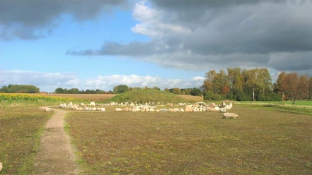 Seitenansicht der Rekonstruktion des Grabhügels von Anderlingen Seitenansicht der Rekonstruktion des Grabhügels von Anderlingen