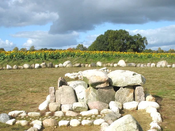 Nachbau der Grabkammer beim Grabhügelfeld in Anderlingen Nachbau der Grabkammer beim Grabhügelfeld in Anderlingen