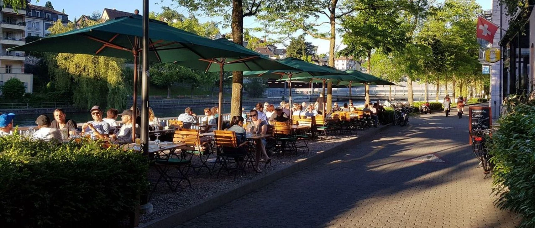 Blick auf die Terrasse und die ReussView of the terrace and the ReussVue sur la terrasse et la Reuss