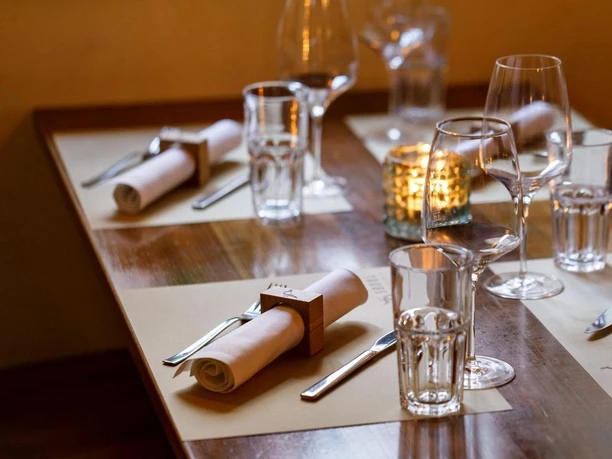 Vue sur Table dressée à l'auberge Taube