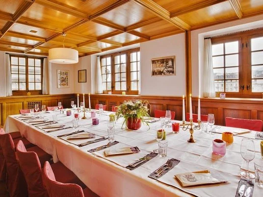 Zunfthausrestaurant Pfistern Blick auf Inneneinrichtung aus Holz View of wooden interiorVue de l'intérieur en bois