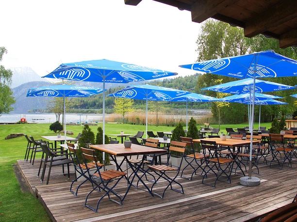 Seebad Horw Restaurant Terrasse Blick auf die Aussenbestuhlung in der Seebadi in Horw