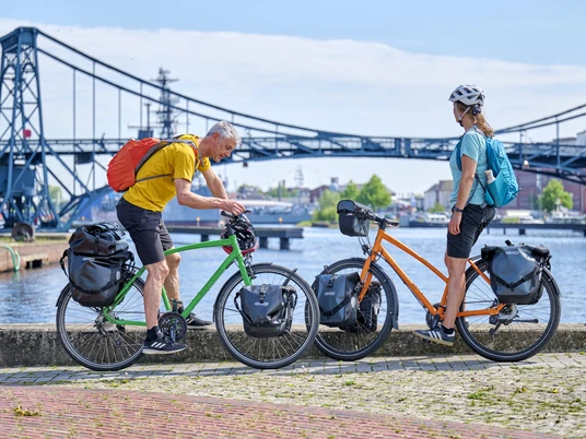 Radfahrende vor Kaiser-Wilhelmbrücke in Wilhelmshaven