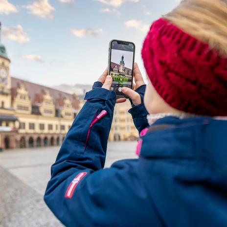 Altes-Rathaus-Leipzig-Mädchen-Smartphone-Winter-Philipp-Kirschner-leipzig-travel.jpg