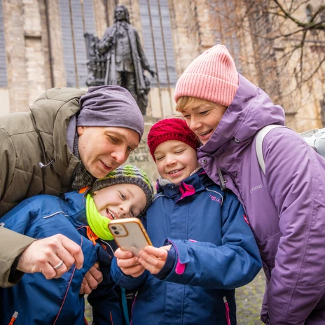 Thomaskirche-Leipzig-Bach-Denkmal-Querformat-Familie-Smartphone-Philipp-Kirschner-leipzig-travel.jpg