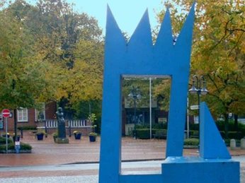 Blaue Holz-Skulptur " Korona" Blaue Holz-Skulptur " Korona"