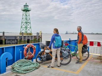 Radfahrende auf der Weserfähre