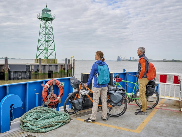 Radfahrende auf der Weserfähre