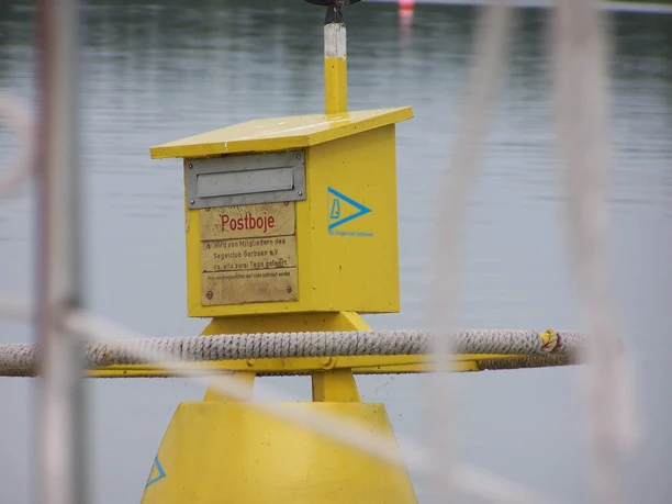 Postboje Steinhuder Meer Gelbe Postboje auf dem Stillen Wasser des Steinhuder Meers mit Postkasten für schwimmende Post.
