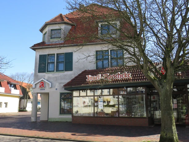 Die Apotheke liegt im Ortskern