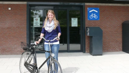 fahrradgarage_01 Person mit Fahrrad vor der Fahrradgarage am Bahnhof