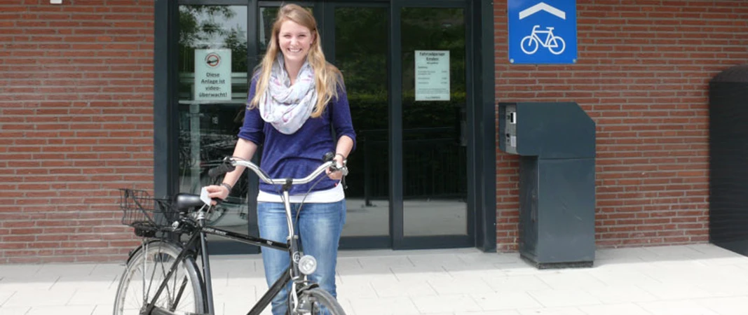 fahrradgarage_01 Person mit Fahrrad vor der Fahrradgarage am Bahnhof