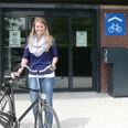 fahrradgarage_01 Person mit Fahrrad vor der Fahrradgarage am Bahnhof