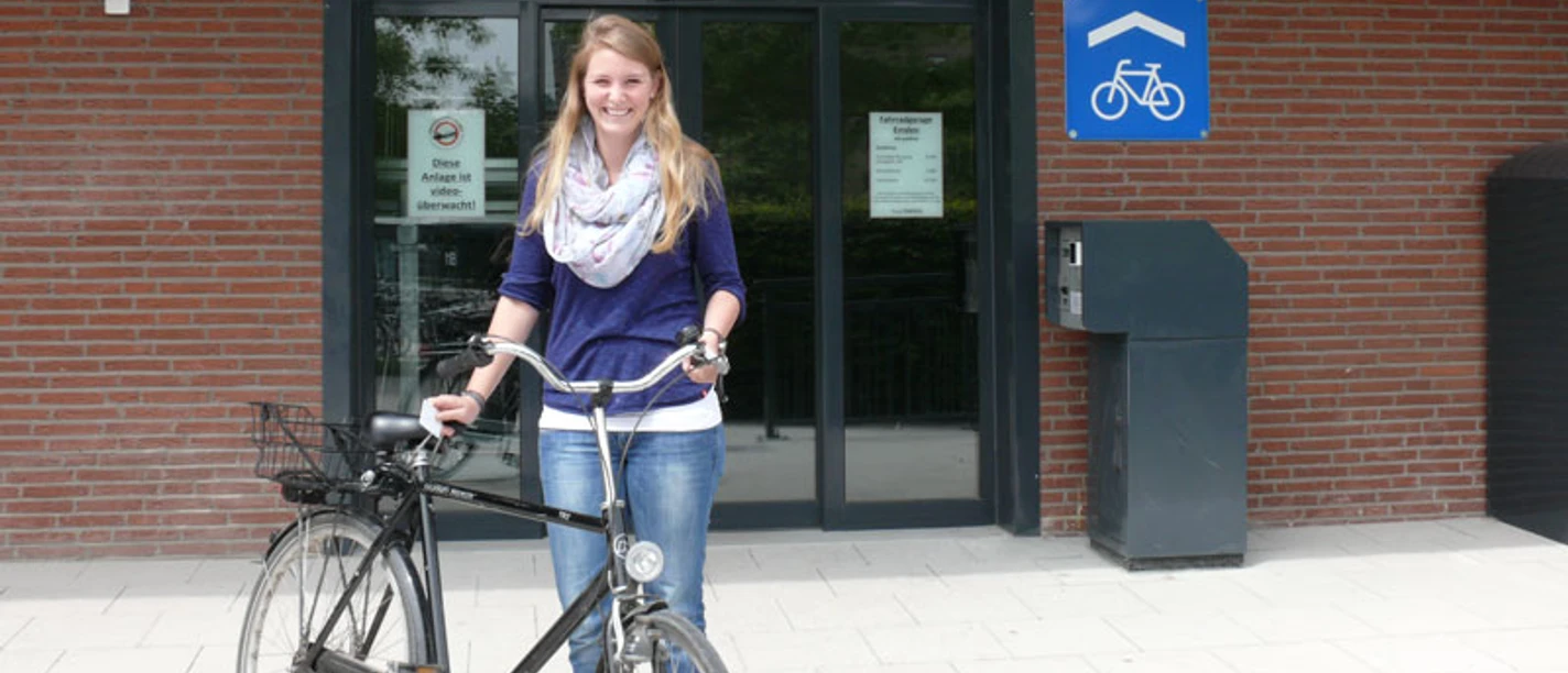 fahrradgarage_01 Person mit Fahrrad vor der Fahrradgarage am Bahnhof